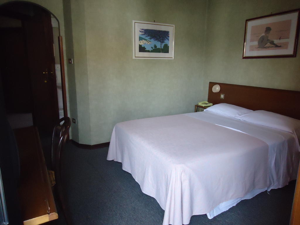 Hotel De La Ville Central ลาตินา ภายนอก รูปภาพ
